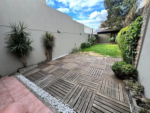 Dos amplios ambientes c/jardín y cochera!