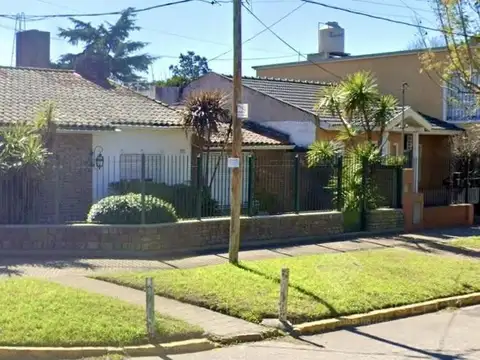 Chalet de 3 dorm, 2 baños, jardín, cocher y terraza - permuta - apto crédito - venta directa