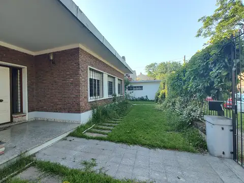 Amplia casa de 4 ambientes todo en pb con jardín en alquiler - diponible desde diciembre 2026