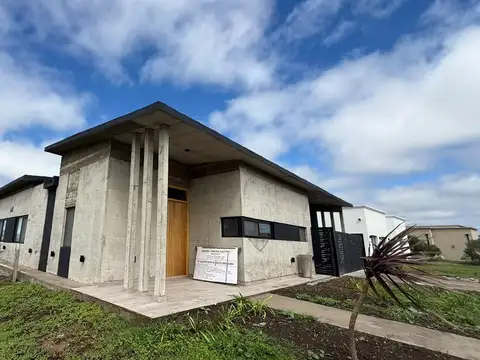 Uf m1 casa moderna con pileta en barrio cerrado los juncos en alquiler