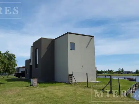 Casa a sobre lote a la laguna en alquiler barrio norte el canton, escobar