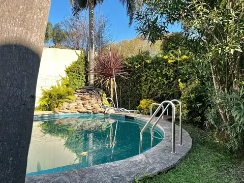 Casa 4 ambientes   dependencia en alquiler en villa adelina