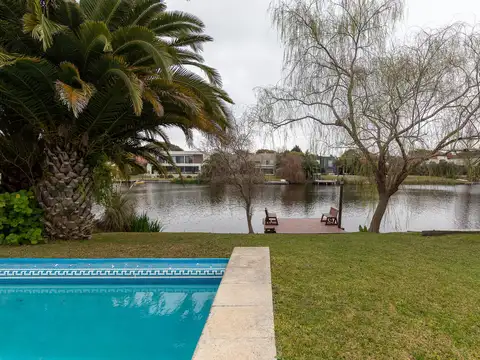 Casa con amarra en la mejor ubicación de la laguna