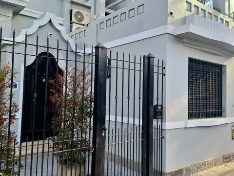 Vicente lópez - sólida casa estilo tudor con patio, terraza y cocheras!