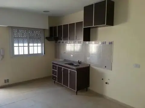 Departamento en 1o piso de 2 amb con amplio patio y balcon