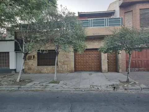 Casa de 3 amb. mas depto. de 2 amb s/lote 8.66 x 24.12 con pileta y garage. nuevo valor