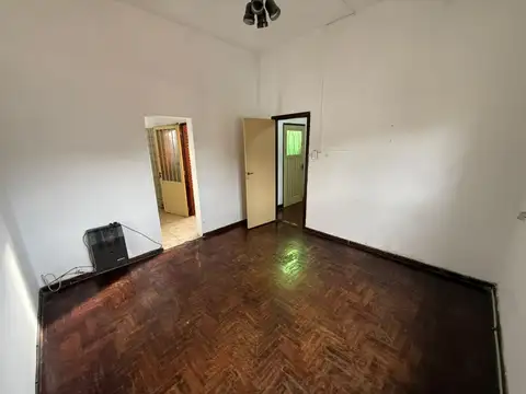 Ph 2 amb al frente en planta alta con patio con lavadero y cerramiento de toldo rebatible (sin expensas)