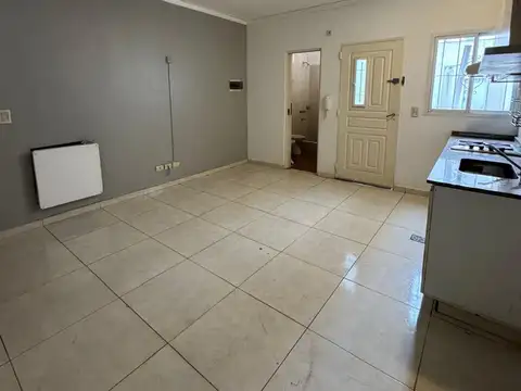 Venta ph 2 ambientes con patio en banfield permuta