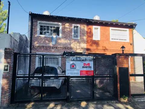Dúplex de 3 dormitorios con jardín, parrilla y cochera para 2 autos