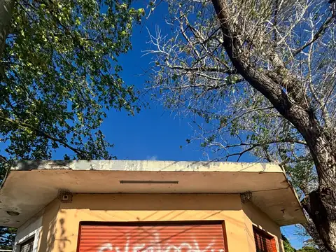 Local en esquina de berazategui