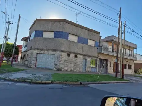 Local en esquina sobre avenida