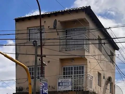 Amplio local en alquiler - villa luzuriaga