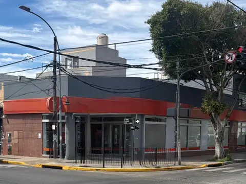Unico local en esquina. pleno centro comercial de munro