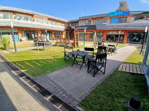 Plaza central en un importante complej0 en alvarez