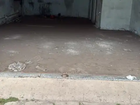 Local depósito con persiana ciega y puerta de escape