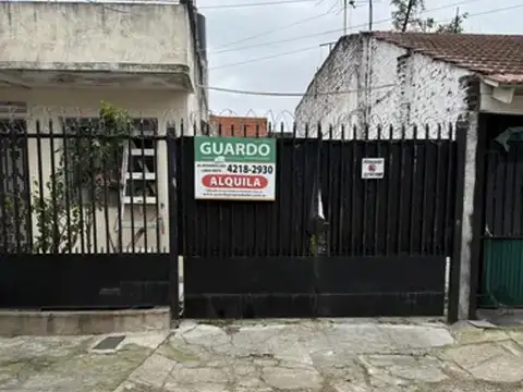 Galpon 180 mts interno para depósito , entrada vehicular