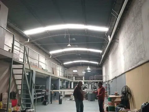 Alquiler galpón de 400 m2 cubiertos en caseros