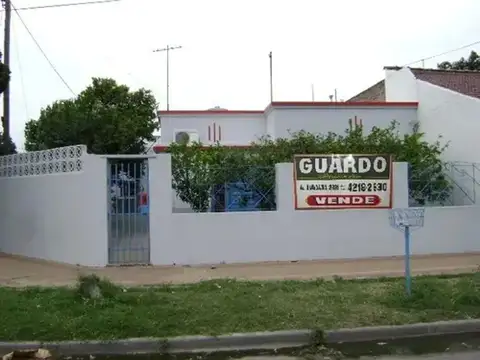 Casa sobre lote de 4 amb con cochera