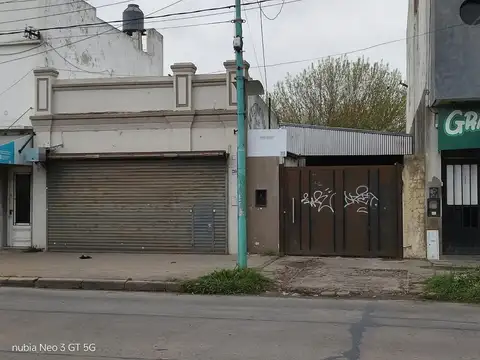 Galpon con local comercial montevideo e/ 20 y 21