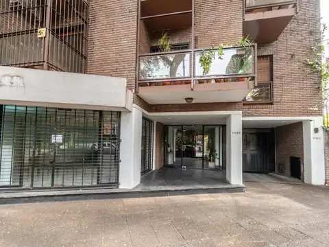 Departamento en alquiler apto profesional con cochera y enorme patio propio sobre av. libertador.
