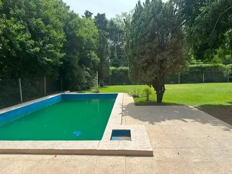 Casa quinta en barrio parque robles del monarca