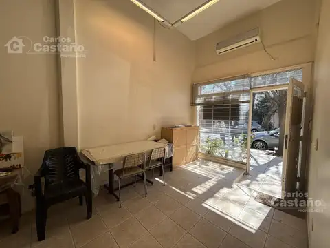 Excelente local comercial 38m2 con entrepiso y baño.