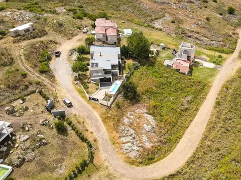En venta terreno de 793m2 en loteo entre sierras