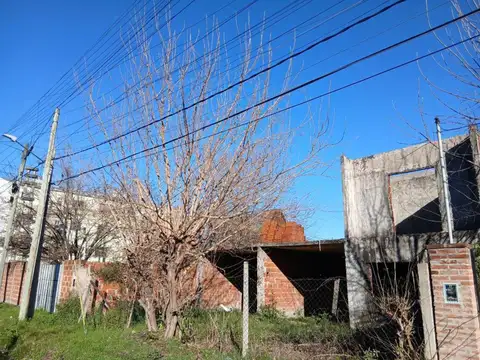 Pilar, lote de 222 m2 con 3 duplex en obra y proyecto aprobado! asfalto y servicios!