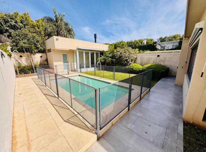 Casa · 241m² · 8 Ambientes · 3 Cocheras
