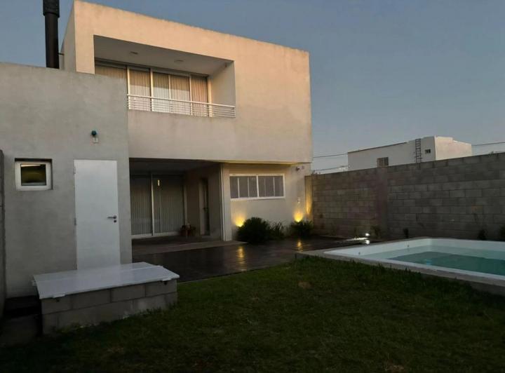 Casa · 205m² · 6 Ambientes · 1 Cochera