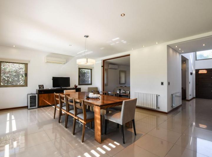 Casa · 227m² · 4 Ambientes · 2 Cocheras