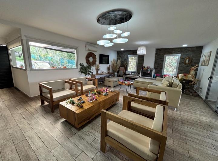 Casa · 400m² · 7 Ambientes · 2 Cocheras