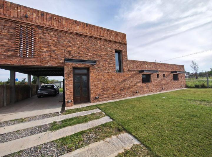 Casa · 280m² · 6 Ambientes · 2 Cocheras