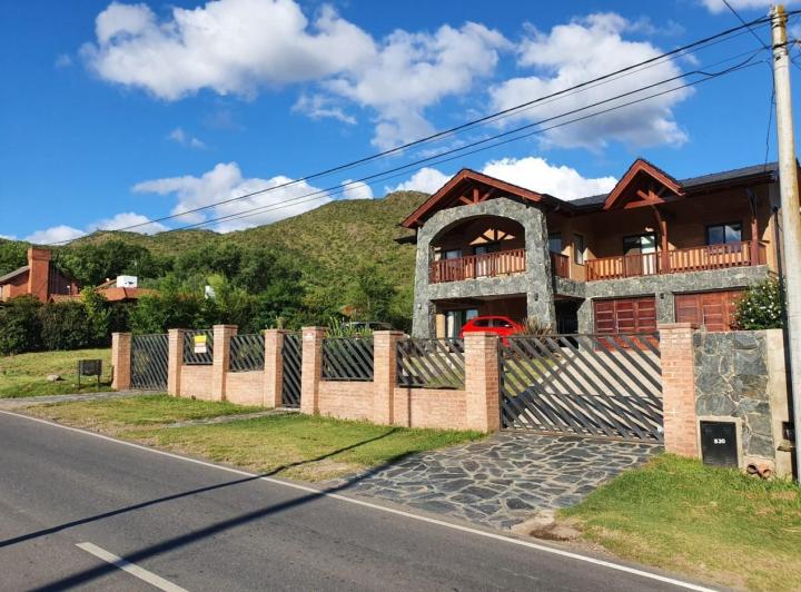 Casa · 558m² · 10 Ambientes · 1 Cochera