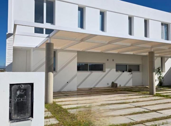 Casa · 150m² · 3 Ambientes · 2 Cocheras