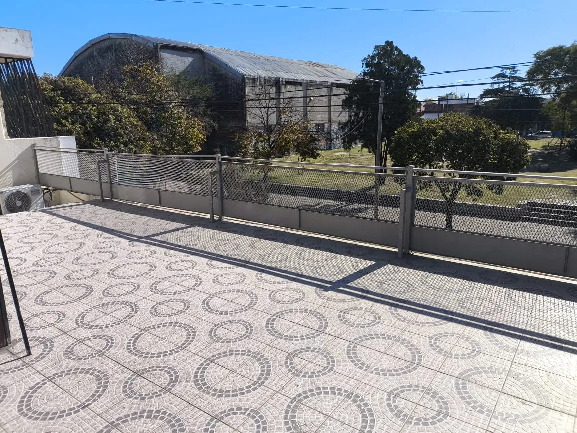 Alquiler de Hermosa Casa, Barrio Maipu, frente a la plaza.