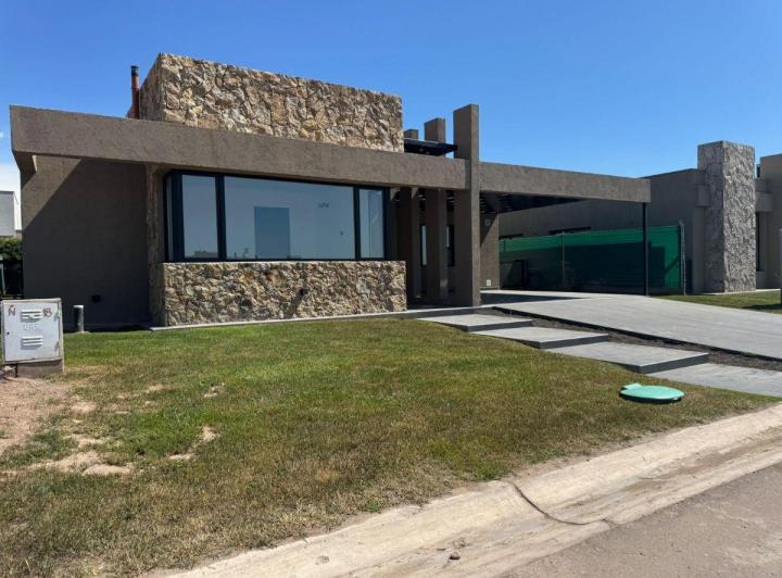 Casa · 220m² · 5 Ambientes · 2 Cocheras