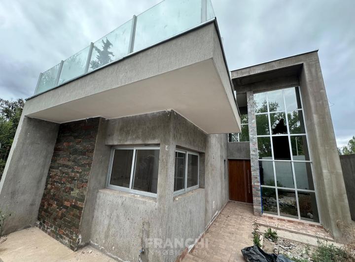 Casa · 323m² · 9 Ambientes