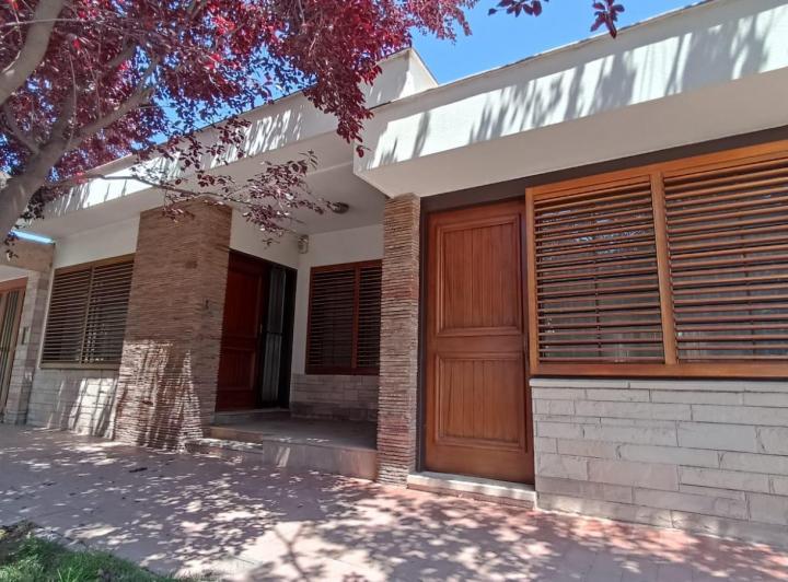 Casa · 260m² · 8 Ambientes · 3 Cocheras