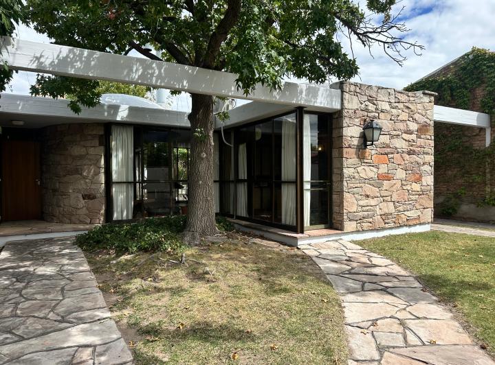 Casa · 303m² · 4 Ambientes · 6 Cocheras