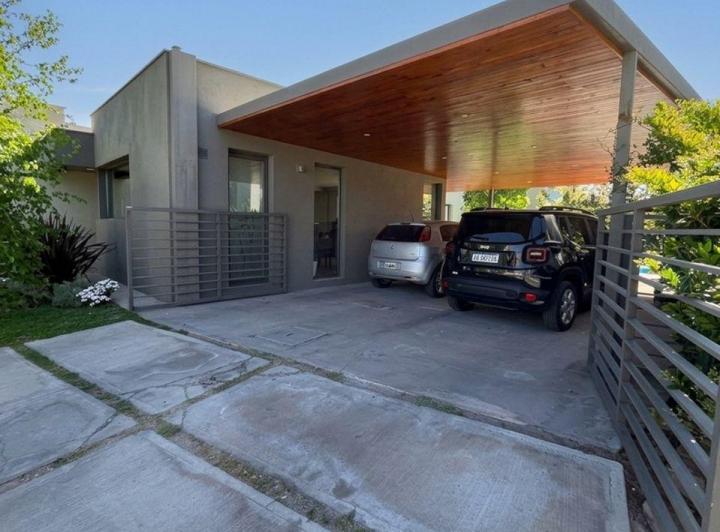 Casa · 136m² · 5 Ambientes · 4 Cocheras