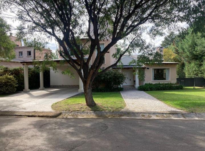 Casa · 221m² · 5 Ambientes · 1 Cochera
