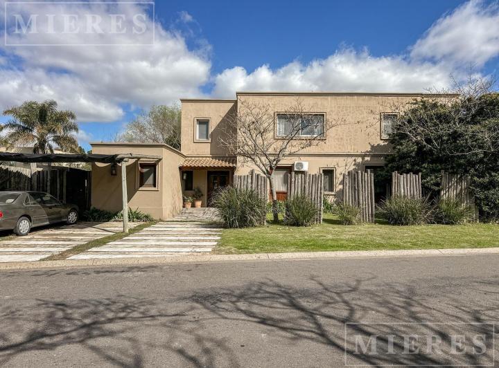 Casa · 230m² · 4 Ambientes · 2 Cocheras