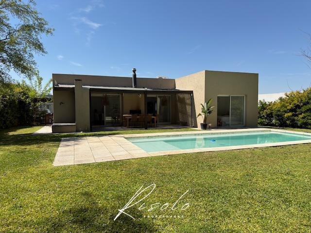 Casa · 132m² · 5 Ambientes · 2 Cocheras
