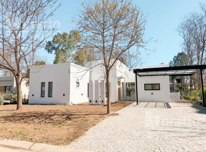 Casa · 180m² · 6 Ambientes · 3 Cocheras