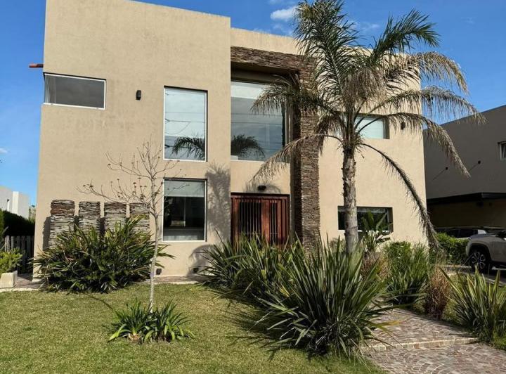 Casa · 220m² · 4 Ambientes · 3 Cocheras