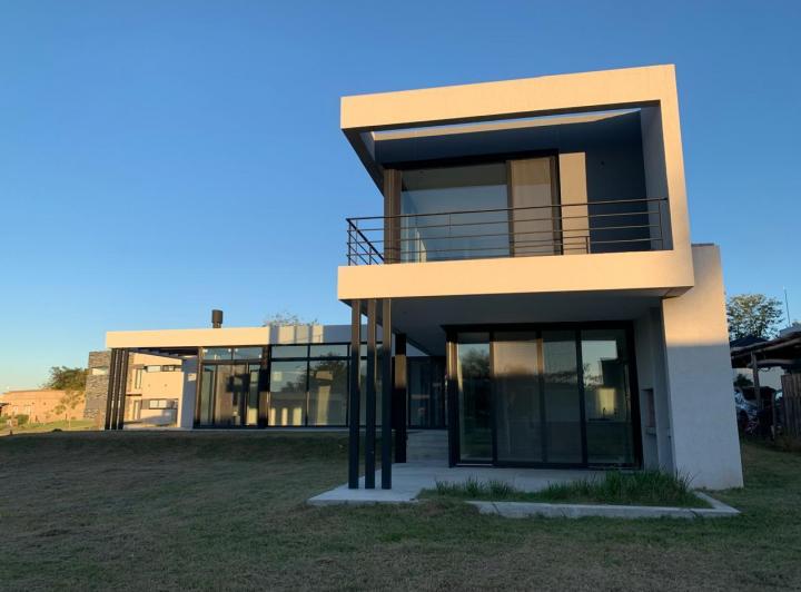 Casa · 240m² · 5 Ambientes