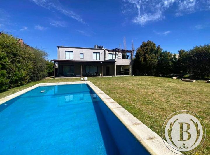 Casa · 230m² · 4 Ambientes · 2 Cocheras