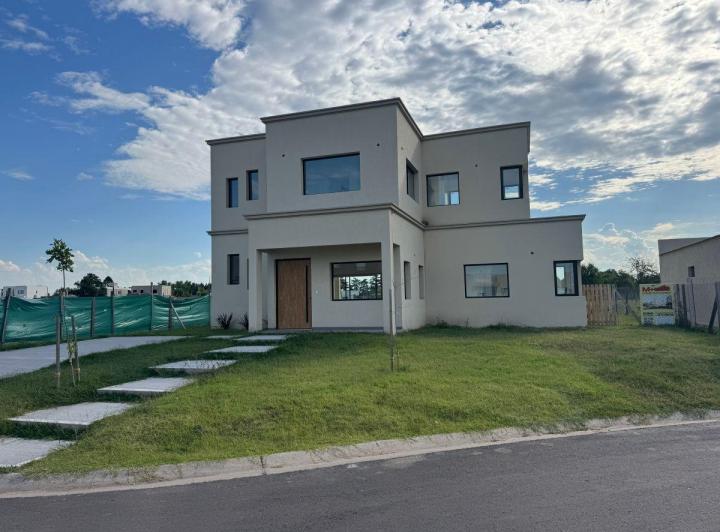 Casa · 142m² · 5 Ambientes · 2 Cocheras