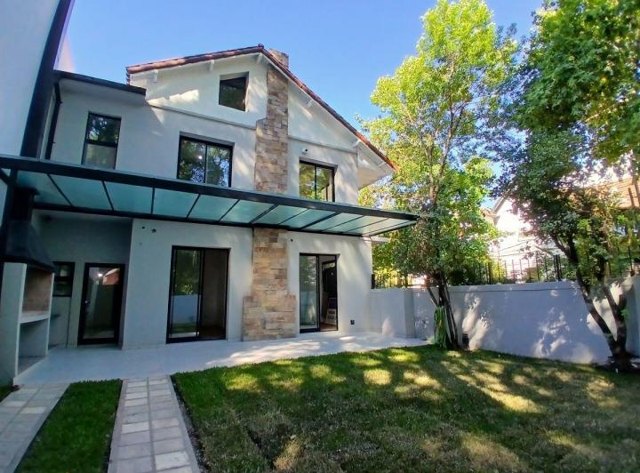 Casa · 230m² · 7 Ambientes · 2 Cocheras